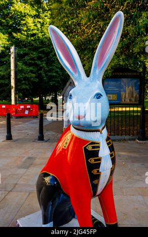 'H R Hare', eine Skulptur von Amanda Quellin in den Hasen des Hampshire Summer Public Art Trail Event vom Winchester City Museum, The Square, Winchester Stockfoto