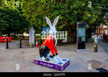 'H R Hare', eine Skulptur von Amanda Quellin in den Hasen des Hampshire Summer Public Art Trail Event vom Winchester City Museum, The Square, Winchester Stockfoto