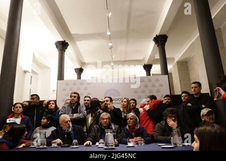 Buenos Aires, Argentinien, 7.. Juli 2022. In einer Pressekonferenz in der Abgeordnetenkammer der Nation prangern verschiedene soziale Organisationen und Volksbewegungen, darunter die Front of Organizations in Struggle (FOL), das Leiden einer koordinierten Aktion auf nationaler Ebene mit Verfolgung und Einschüchterung sowie einer Stigmatisierungskampagne an. (Kredit: Esteban Osorio/Alamy Live News). Stockfoto