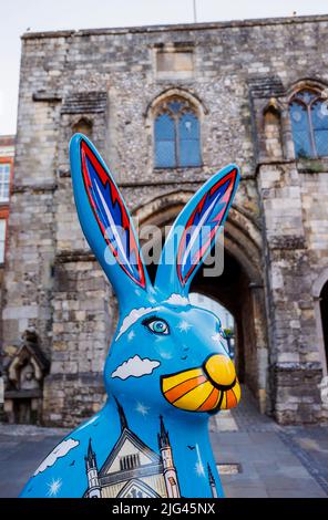 „Hero Hare“, eine Skulptur von Jenny Leonard in den Hasen des Hampshire Summer Public Art Trail vom Westgate Museum in High Street, Winchester Stockfoto