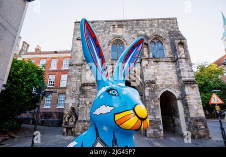 „Hero Hare“, eine Skulptur von Jenny Leonard in den Hasen des Hampshire Summer Public Art Trail vom Westgate Museum in High Street, Winchester Stockfoto