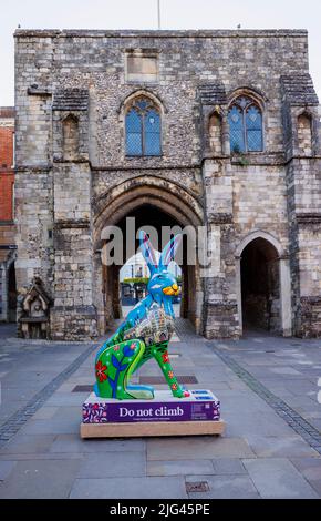 „Hero Hare“, eine Skulptur von Jenny Leonard in den Hasen des Hampshire Summer Public Art Trail vom Westgate Museum in High Street, Winchester Stockfoto