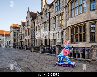 „Caring for the Natural World“, eine Raine Yeung-Skulptur in den Hasen von Hampshire, Public Art Trail, Westgate Museum, Castle Avenue, Winchester Stockfoto