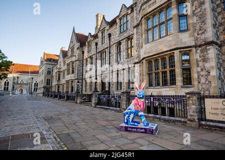 „Caring for the Natural World“, eine Raine Yeung-Skulptur in den Hasen von Hampshire, Public Art Trail, Westgate Museum, Castle Avenue, Winchester Stockfoto