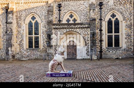 „Lepus Roman Hare“, eine Mosaikskulptur von Emma Abel in den Hasen von Hampshire, einem öffentlichen Sommerkunstweg vor der Great Hall in Winchester Stockfoto