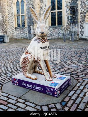 „Lepus Roman Hare“, eine Mosaikskulptur von Emma Abel in den Hasen von Hampshire, einem öffentlichen Sommerkunstweg vor der Great Hall in Winchester Stockfoto