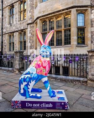 „Caring for the Natural World“, eine Raine Yeung-Skulptur in den Hasen von Hampshire, Public Art Trail, Westgate Museum, Castle Avenue, Winchester Stockfoto