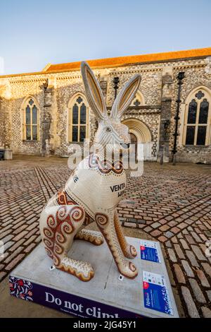 „Lepus Roman Hare“, eine Mosaikskulptur von Emma Abel in den Hasen von Hampshire, einem öffentlichen Sommerkunstweg vor der Great Hall in Winchester Stockfoto