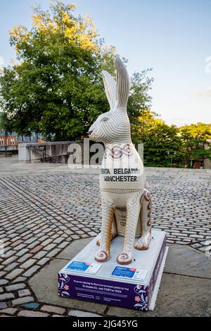 „Lepus Roman Hare“, eine Mosaikskulptur von Emma Abel in den Hasen von Hampshire, einem öffentlichen Sommerkunstweg vor der Great Hall in Winchester Stockfoto