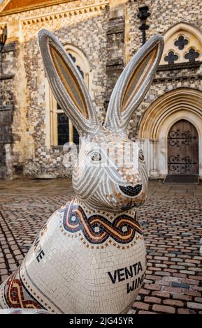 „Lepus Roman Hare“, eine Mosaikskulptur von Emma Abel in den Hasen von Hampshire, einem öffentlichen Sommerkunstweg vor der Great Hall in Winchester Stockfoto