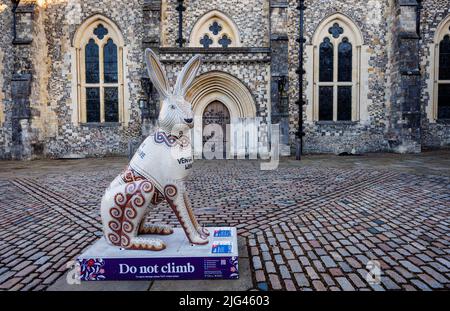 „Lepus Roman Hare“, eine Mosaikskulptur von Emma Abel in den Hasen von Hampshire, einem öffentlichen Sommerkunstweg vor der Great Hall in Winchester Stockfoto