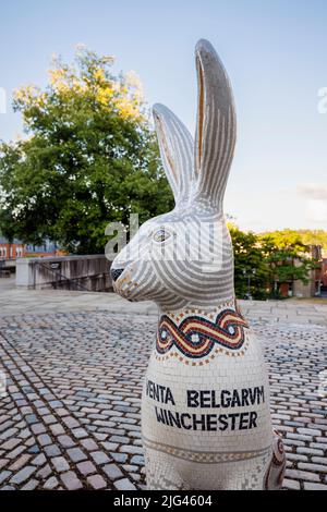 „Lepus Roman Hare“, eine Mosaikskulptur von Emma Abel in den Hasen von Hampshire, einem öffentlichen Sommerkunstweg vor der Great Hall in Winchester Stockfoto