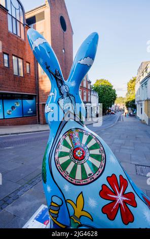 „Hero Hare“, eine Skulptur von Jenny Leonard in den Hasen des Hampshire Summer Public Art Trail vom Westgate Museum in High Street, Winchester Stockfoto