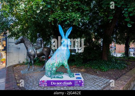 „A Wild Walk on the Downs“, eine Skulptur von Rachael Alexander in den Hasen des Hampshire Summer Public Art Trail in der High Street, Winchester Stockfoto