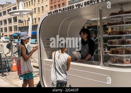 Markenaktivierung für die neue Saison von „Westworld“ von HBO Max im Meatpacking District in New York am Freitag, den 17. Juni 2022. Die Besucher wurden mit Kaffee und Brezeln verwöhnt, die von Botschaftern der Marke „android“ serviert wurden. Die vierte Staffel wird am 26. Juni uraufgeführt. (© Richard B. Levine) Stockfoto