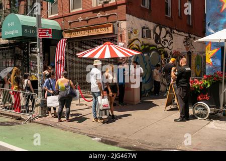 Am Samstag, den 25. Juni 2022, warten bis zu drei Stunden in der Sonne auf die Aktivierung der Marke H&M Hotel Hennes im Freeman Hotel auf der Lower East Side in New York. (©ÊRichard B. Levine) Stockfoto