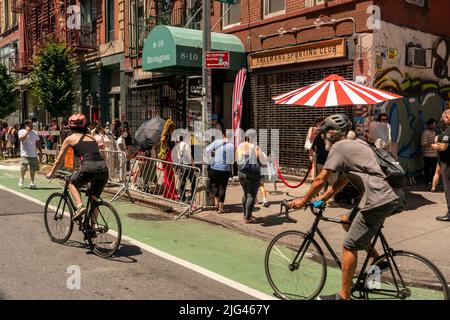 Am Samstag, den 25. Juni 2022, warten bis zu drei Stunden in der Sonne auf die Aktivierung der Marke H&M Hotel Hennes im Freeman Hotel auf der Lower East Side in New York. (©ÊRichard B. Levine) Stockfoto