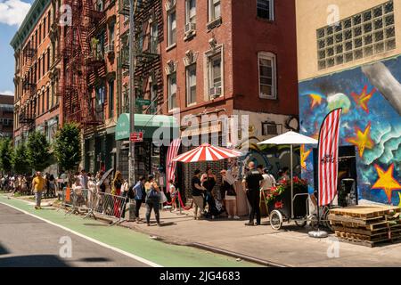 Am Samstag, den 25. Juni 2022, warten bis zu drei Stunden in der Sonne auf die Aktivierung der Marke H&M Hotel Hennes im Freeman Hotel auf der Lower East Side in New York. (©ÊRichard B. Levine) Stockfoto