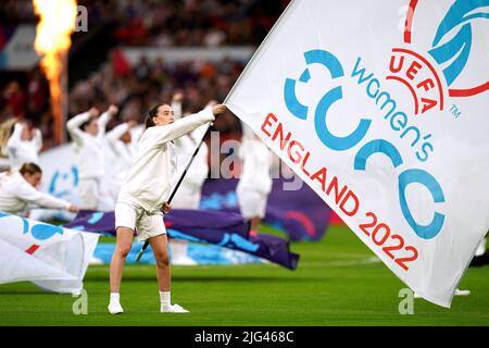Vor dem UEFA Women's Euro 2022 Group A-Spiel in Old Trafford, Manchester, wird eine Flagge auf dem Spielfeld gehisst. Bilddatum: Mittwoch, 6. Juli 2022. Stockfoto