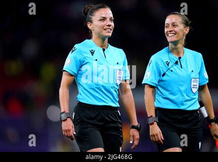 Schiedsrichterin Marta Huerta De Aza (links) und stellvertretende Schiedsrichterin Guadalupe Porras Ayuso am Ende des UEFA Women's Euro 2022 Group A-Spiels in Old Trafford, Manchester. Bilddatum: Mittwoch, 6. Juli 2022. Stockfoto