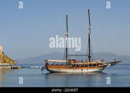 Kusadasi, Türkei - Juni Mai 2022: Touristenboot, das Besucher auf eine Reise um die Küste bringt Stockfoto