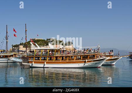 Kusadasi, Türkei - Juni Mai 2022: Touristenboot, das Besucher auf eine Reise um die Küste bringt Stockfoto