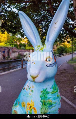 „Chalk Stream River Itchen“, eine Skulptur von Wendy Bramall in den Hasen des Hampshire Summer Public Art Trail Event in den Wehren, Winchester Stockfoto