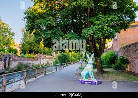 „Chalk Stream River Itchen“, eine Skulptur von Wendy Bramall in den Hasen des Hampshire Summer Public Art Trail Event in den Wehren, Winchester Stockfoto