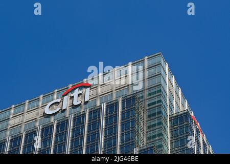 London, England - 2022. Juni: Schild an der Außenseite des Citi-Bankbüros in Canary Wharf Stockfoto