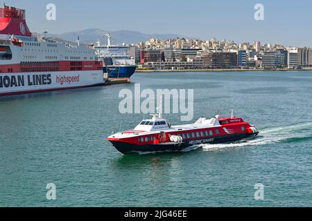 Athen, Griechenland - 2022. Mai: Die Schnellboot-Passagierfähre kommt von einer der griechischen Inseln nach Piräus. Die Fähre wird von Hellenic Seaways betrieben Stockfoto