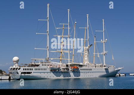 Kusadasi, Türkei - Juni Mai 2022: Hochmast-Segelschiff Wind Star im Hafen von Kusadasi Stockfoto
