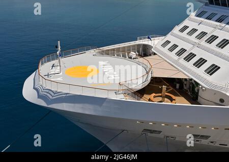 Kusadasi, Türkei - Juni Mai 2022: Luftaufnahme des Hubschrauberlandeplatz auf der Vorderseite des Celebrity Reflection-Kreuzfahrtschiffs Stockfoto