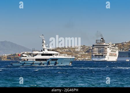 Mykonos, Griechenland - 2022. Juni: Luxusmotoryacht kommt auf der griechischen Insel Mykonos an. Stockfoto