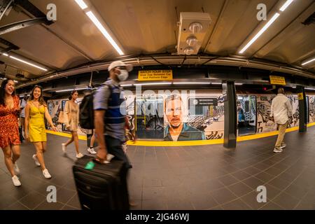 Das riesige Gesicht von Brad Pitt begrüßt Pendler am Samstag, den 2. Juli 2022, in einem umwickelten 42.-Street-Shuttle-Zug am Times Square in New York. Die Werbung ist für den Film Bullet Train mit Pitt und Sandra Bullock unter anderem mit einem Erscheinungsdatum vom 5. August. (© Richard B. Levine) Stockfoto