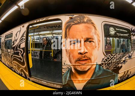 Das riesige Gesicht von Brad Pitt begrüßt Pendler am Samstag, den 2. Juli 2022, in einem umwickelten 42.-Street-Shuttle-Zug am Times Square in New York. Die Werbung ist für den Film Bullet Train mit Pitt und Sandra Bullock unter anderem mit einem Erscheinungsdatum vom 5. August. (© Richard B. Levine) Stockfoto