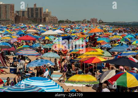 Tausende von Strandbesuchern strömen am Unabhängigkeitstag, Montag, den 4. Juli 2022, nach Coney Island in Brooklyn in New York. Besucher mobbelten den Strand und die Brandung während des schwülen Urlaubs. (© Richard B. Levine) Stockfoto