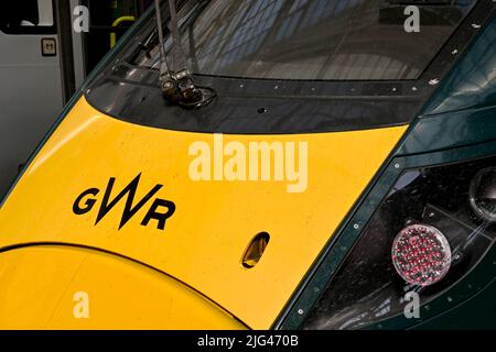 London, England - 21. Juni 2022: Nahaufnahme der Vorderseite eines Diesel-elektrischen Hochgeschwindigkeitszugs der Klasse 800 der Great Western Railway Stockfoto