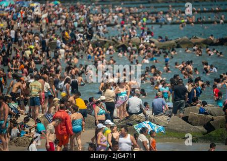 Tausende von Strandbesuchern strömen am Unabhängigkeitstag, Montag, den 4. Juli 2022, nach Coney Island in Brooklyn in New York. Besucher mobbelten den Strand und die Brandung während des schwülen Urlaubs. (© Richard B. Levine) Stockfoto