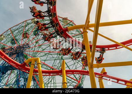 Besucher machen sich auf dem Phoenix Roller Coaster im Wonder Wheel Park in Coney Island in Brooklyn in New York am Unabhängigkeitstag, Montag, 4. Juli 2022, dumm. (© Richard B. Levine) Stockfoto