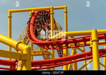 Besucher machen sich auf dem Phoenix Roller Coaster im Wonder Wheel Park in Coney Island in Brooklyn in New York am Unabhängigkeitstag, Montag, 4. Juli 2022, dumm. (© Richard B. Levine) Stockfoto