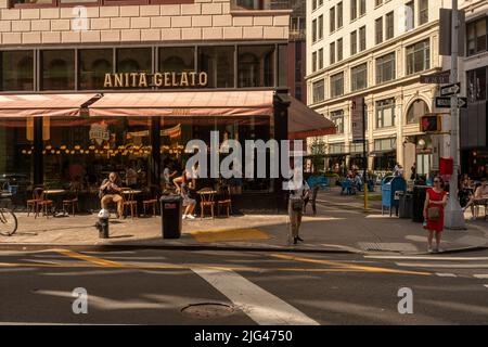 Kunden der neu eröffneten Anita Gelato im New Yorker Stadtteil Nomad am Freitag, den 1. Juli 2022. (© Richard B. Levine) Stockfoto