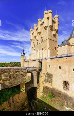 Mittelalterliche Burg und Verteidigungsgraben des Alcazar von Segovia in Spanien. Stockfoto