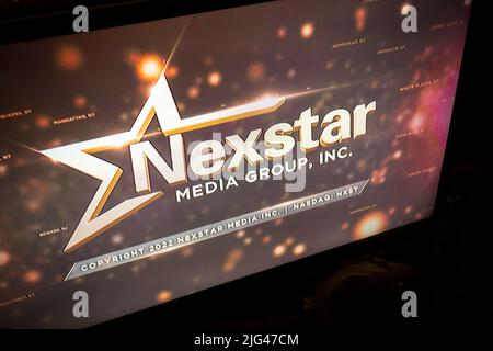 Das Logo der Nexstar Media Group ist am Ende der WPIX-News am Sonntag, dem 3. Juli 2022 in New York zu sehen. Es wird berichtet, dass NexStar nahe an einem Deal zum Erwerb einer Mehrheitsbeteiligung am CW-Netzwerk von Paramount Global und Warner Bros. Discovery ist. (© Richard B. Levine) Stockfoto