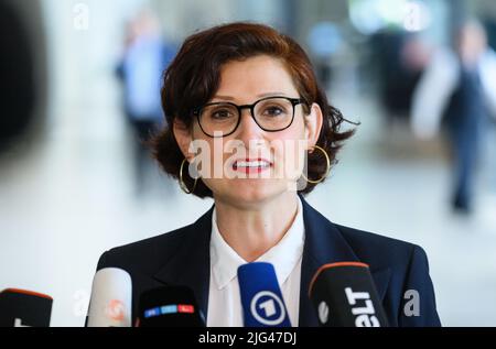 Berlin, Deutschland. 07.. Juli 2022. Die Publizistin Ferda Ataman spricht sich nach ihrer Wahl zur unabhängigen Antidiskriminierungsbeauftragten des Bundes im Deutschen Bundestag aus. Quelle: Bernd von Jutrczenka/dpa/Alamy Live News Stockfoto