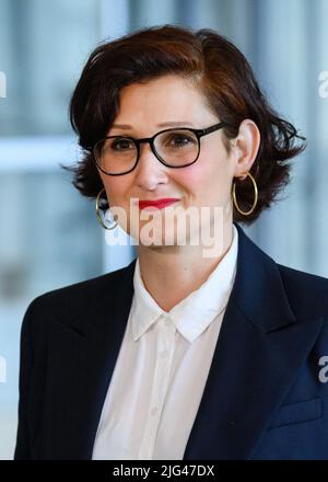 Berlin, Deutschland. 07.. Juli 2022. Publizistin Ferda Ataman nach ihrer Wahl zur unabhängigen Antidiskriminierungsbeauftragten des Bundes im Deutschen Bundestag. Quelle: Bernd von Jutrczenka/dpa/Alamy Live News Stockfoto