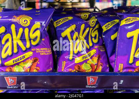 Am Freitag, den 1. Juli 2022, in New York werden leckere, aber nicht besonders gesunde Chips der Marke Takis gezeigt. Takis werden von Barcel USA, einer Tochtergesellschaft der Grupo Bimbo, hergestellt. (© Richard B. Levine) Stockfoto