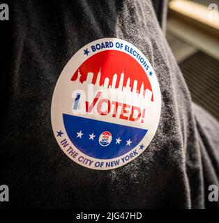 Eine Wählerin trägt am Dienstag, dem 28. Juni 2022, am Primary Election Day in New York ihren Sticker „Ich habe gestimmt“. (© Richard B. Levine) Stockfoto