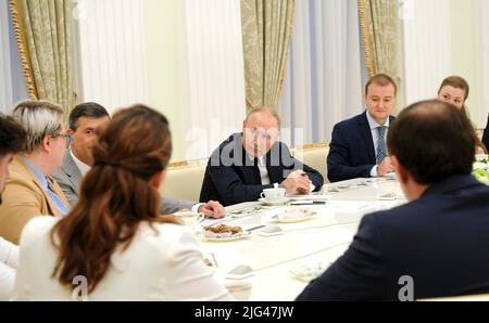 Moskau, Russland. 07.. Juli 2022. Der russische Präsident Wladimir Putin hält am 7. Juli 2022 im Kreml in Moskau, Russland, ein Treffen mit den Gewinnern des nationalen Führungswettbewerbs Russlands ab. Quelle: Mikhail Klimentyev/Kremlin Pool/Alamy Live News Stockfoto