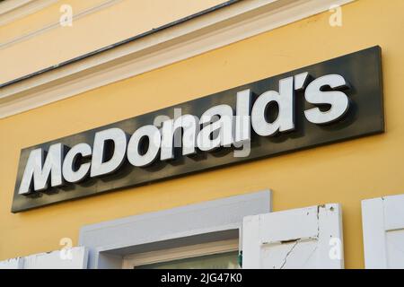 Novi-Sad, Serbien - 06.05.2021: McDonald's-Logo. McDonald's ist die weltweit größte Kette von Hamburger Fast-Food-Restaurants Stockfoto