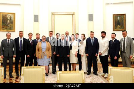 Moskau, Russland. 07.. Juli 2022. Der russische Präsident Wladimir Putin posiert für ein Gruppenfoto mit den Gewinnern des nationalen Führungswettbewerbs Russlands im Kreml am 7. Juli 2022 in Moskau, Russland. Quelle: Mikhail Klimentyev/Kremlin Pool/Alamy Live News Stockfoto